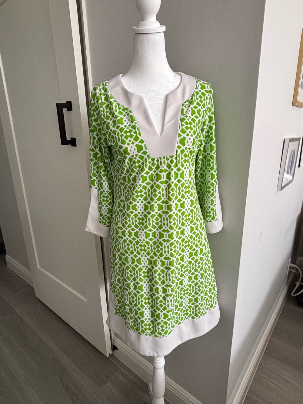 Jude Connally Megan Dress Green White Sail Geo Shift Split V-Neck 3/4 Sleeve M